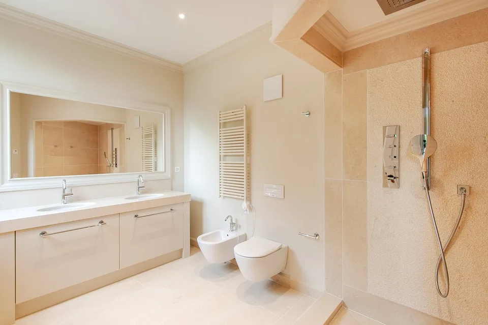 COLLINA D'ORO-AGRA - Lussuoso appartamento di 276 mq con ampia loggia e vista lago (Rif. 303)
