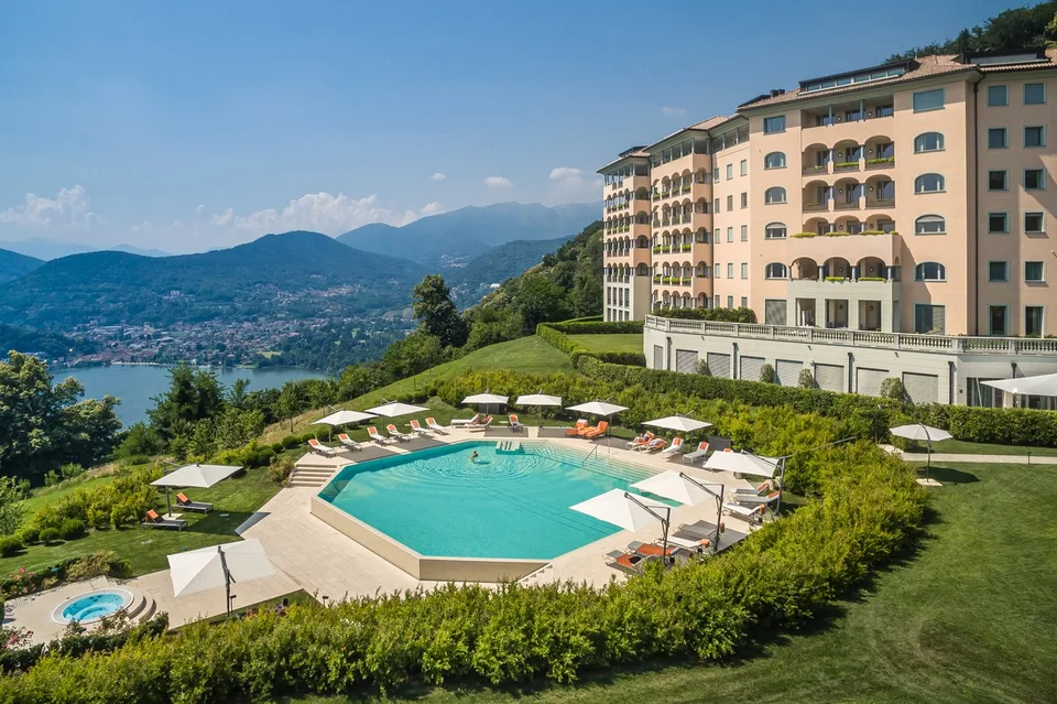 COLLINA D'ORO-AGRA - Lussuoso appartamento di 276 mq con ampia loggia e vista lago (Rif. 303)