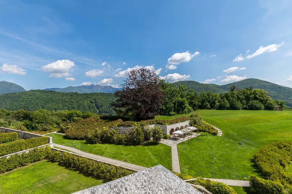 COLLINA D'ORO-AGRA - Lussuoso appartamento di 276 mq con ampia loggia e vista lago (Rif. 303)