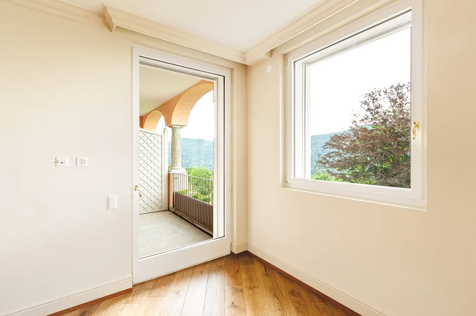 COLLINA D'ORO-AGRA - Lussuoso appartamento di 276 mq con ampia loggia e vista lago (Rif. 303)