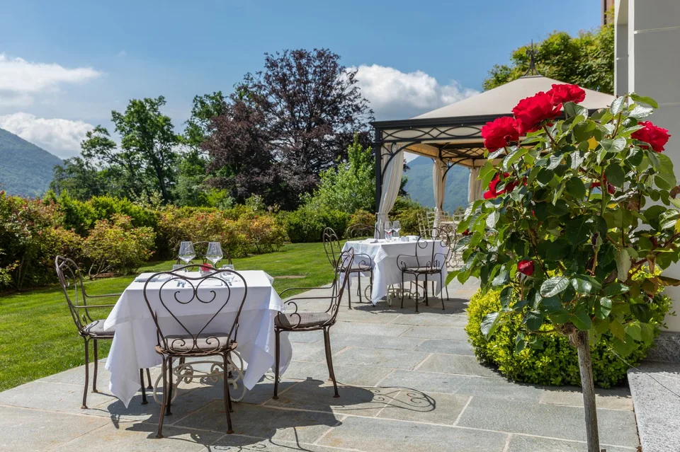 COLLINA D'ORO-AGRA - Lussuoso appartamento di 276 mq con ampia loggia e vista lago (Rif. 303)