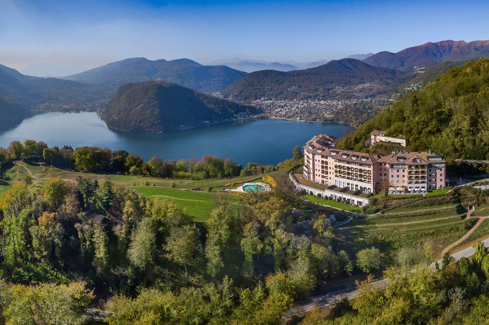COLLINA D'ORO-AGRA - Lussuoso appartamento di 276 mq con ampia loggia e vista lago (Rif. 303)