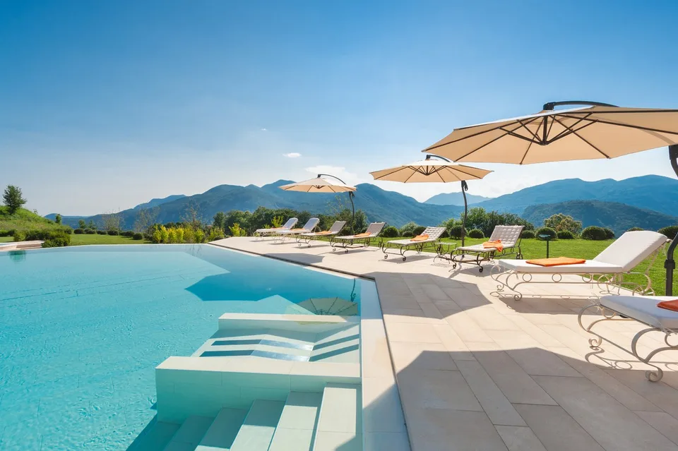 COLLINA D'ORO-AGRA - Lussuoso appartamento di 276 mq con ampia loggia e vista lago (Rif. 303)