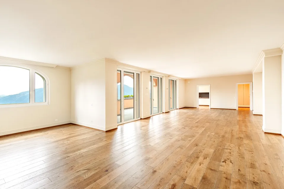 COLLINA D'ORO-AGRA - Lussuoso appartamento di 276 mq con ampia loggia e vista lago (Rif. 303)
