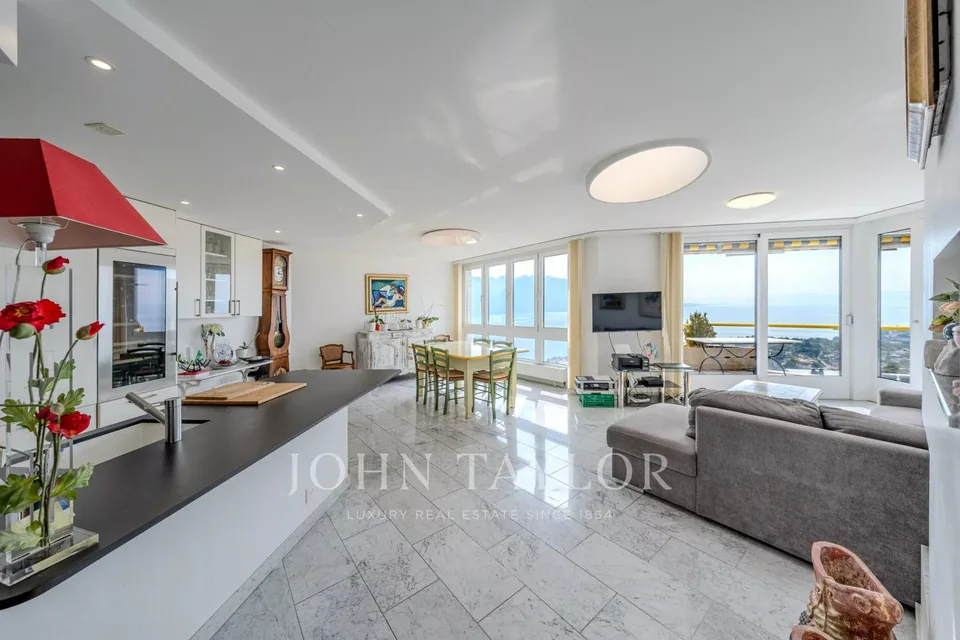 Appartement au dernier étage avec vue panoramique sur le lac à Chernex