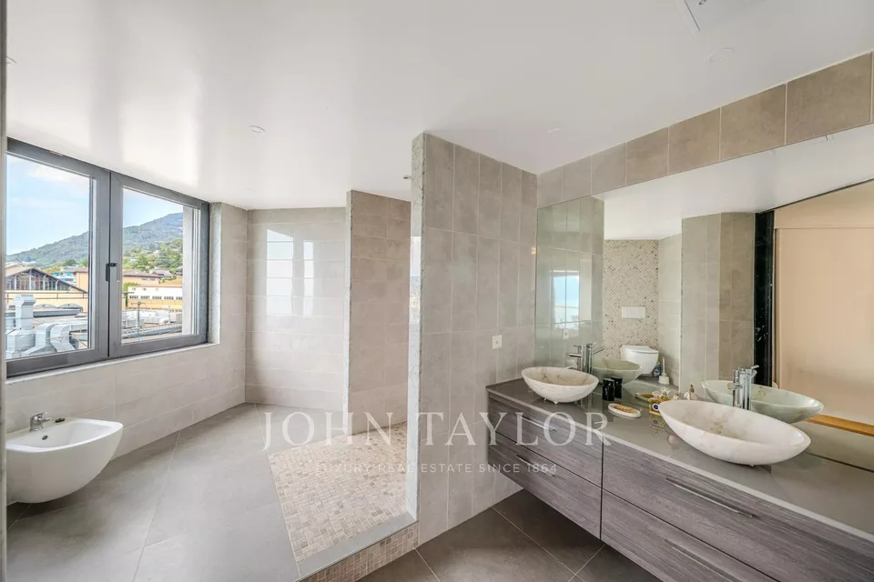 Appartement au dernier étage avec vue panoramique sur le lac à Chernex
