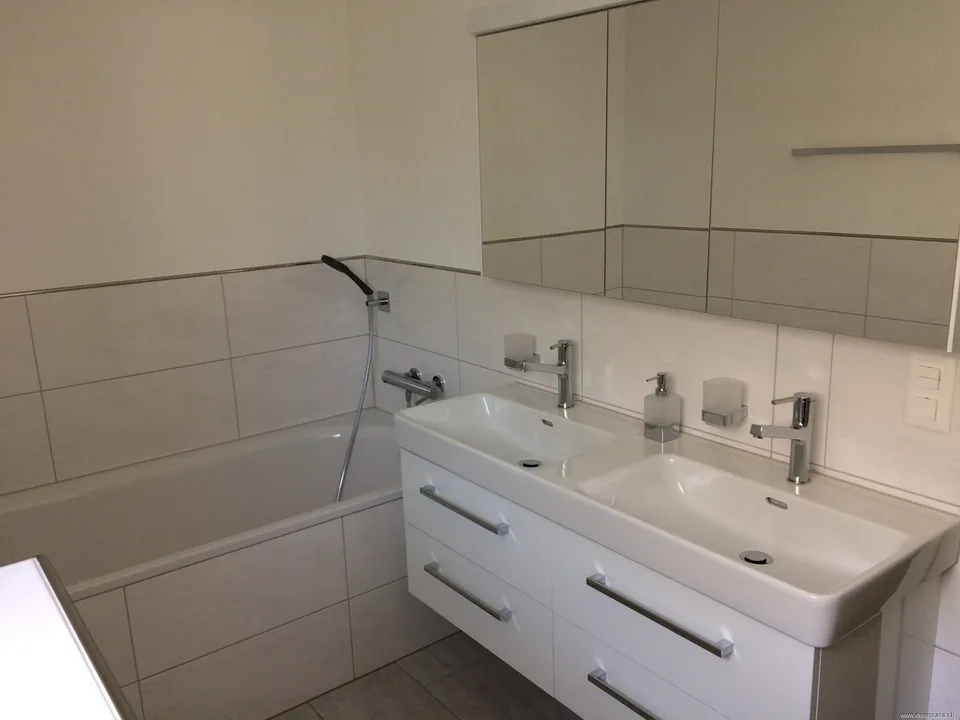 Modern 4.5-room apartment with mountain view and quiet location
