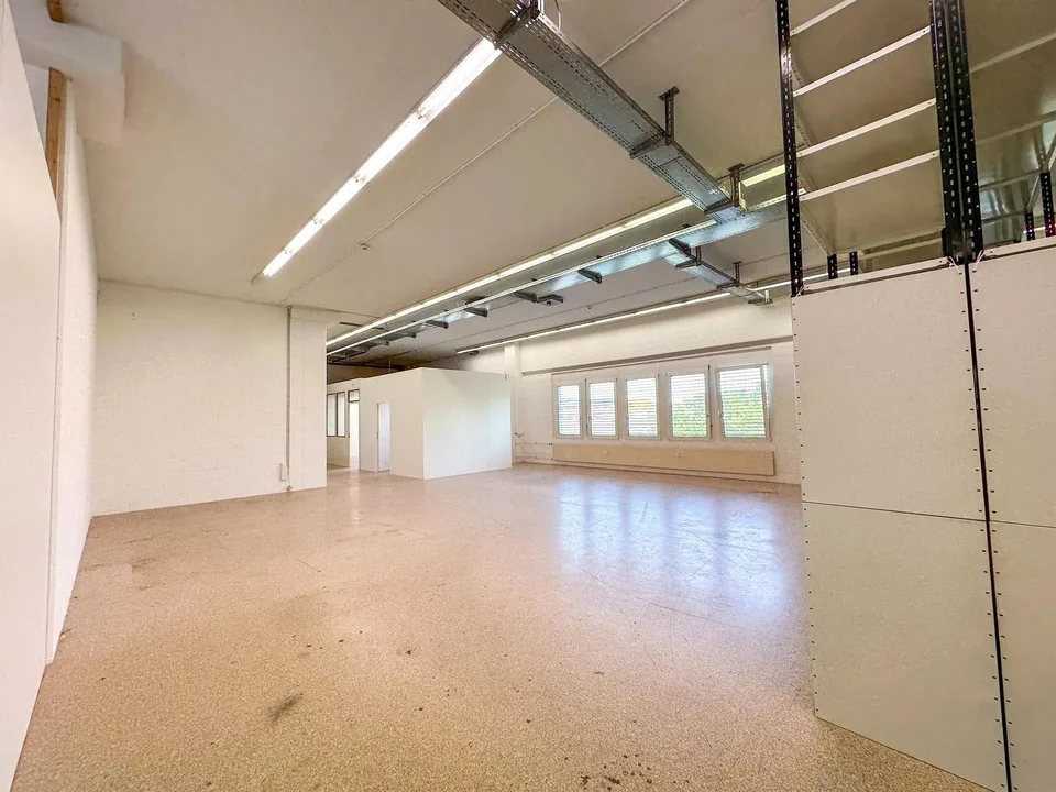 Versatile commercial space with storage and office for rent in Reinach/BL