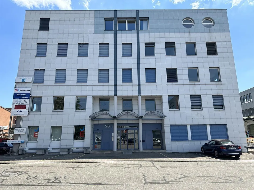 Versatile commercial space with storage and office for rent in Reinach/BL