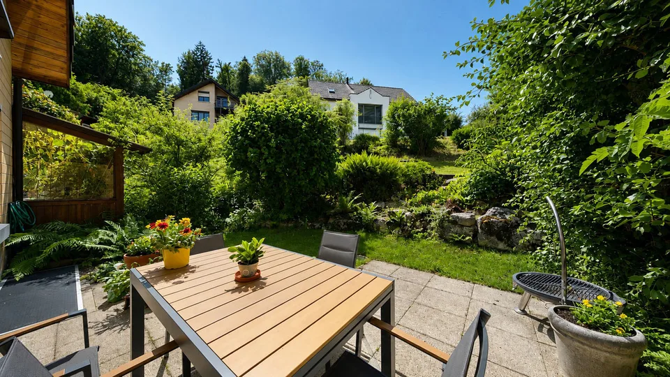 Maison mitoyenne 5 pièces avec garage et deux places de parking extérieures