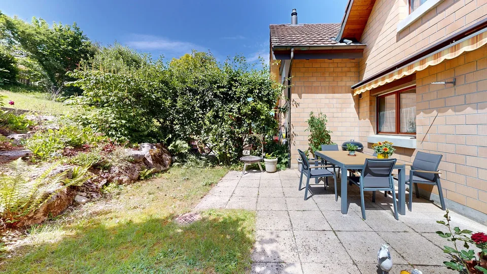 Maison mitoyenne 5 pièces avec garage et deux places de parking extérieures