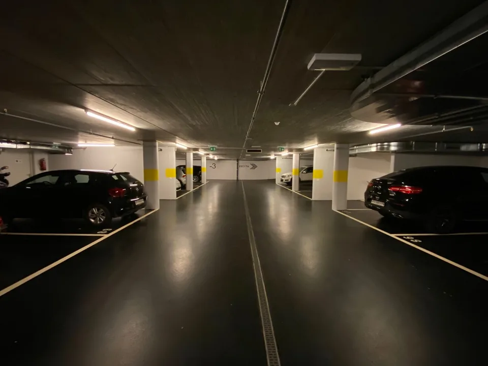 ELEGANTES 3.5 ZIMMER-WOHNUNG MIT MOBILIERUNG UND PRIVATPARKPLATZ