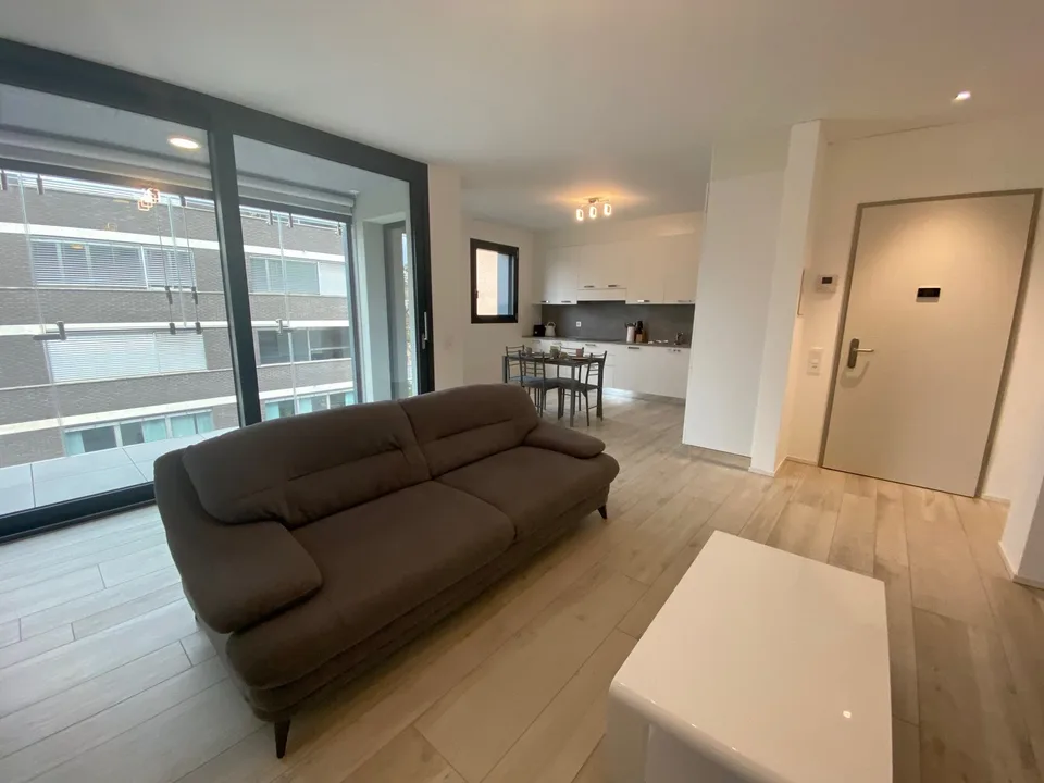 ELEGANTES 3.5 ZIMMER-WOHNUNG MIT MOBILIERUNG UND PRIVATPARKPLATZ