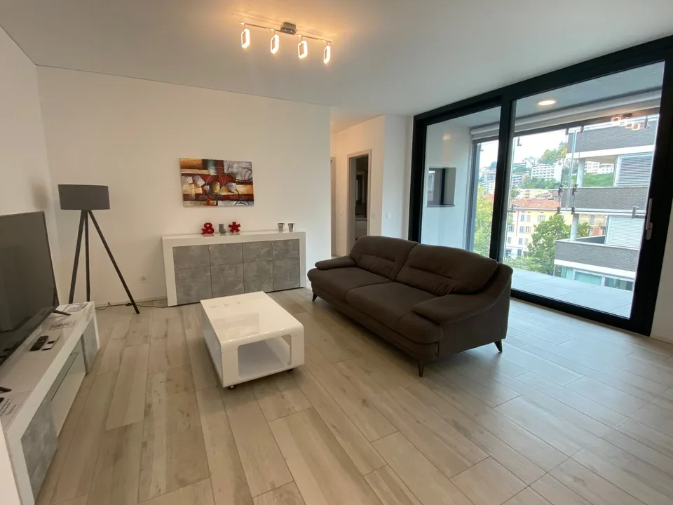 ELEGANTES 3.5 ZIMMER-WOHNUNG MIT MOBILIERUNG UND PRIVATPARKPLATZ