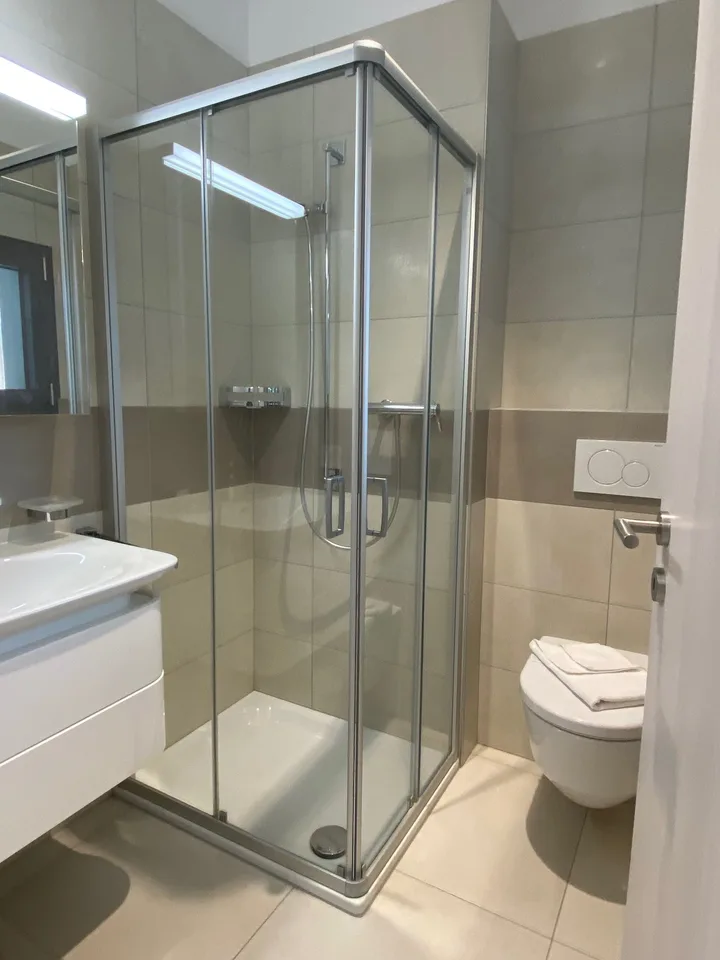 ELEGANTES 3.5 ZIMMER-WOHNUNG MIT MOBILIERUNG UND PRIVATPARKPLATZ