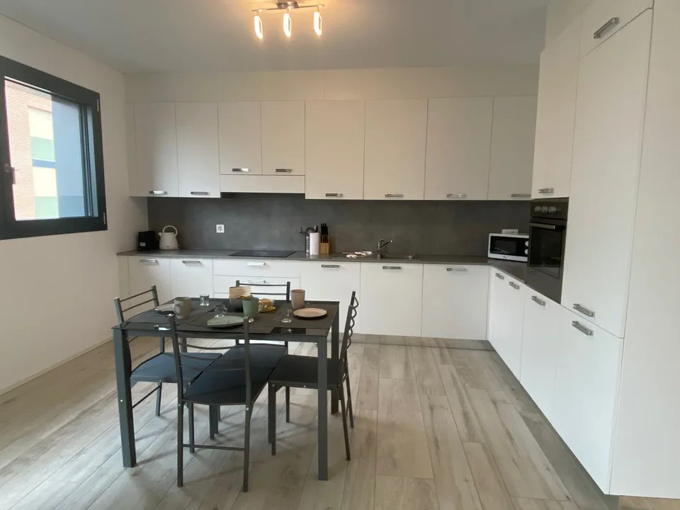 ELEGANTES 3.5 ZIMMER-WOHNUNG MIT MOBILIERUNG UND PRIVATPARKPLATZ