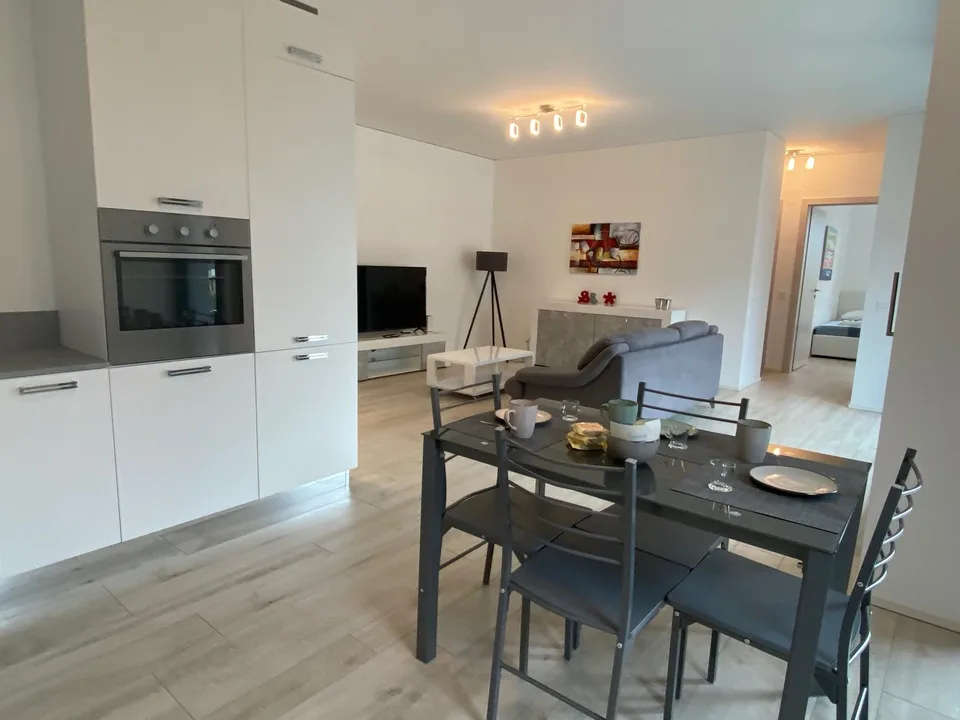 ELEGANTE 3.5 LOCALI ARREDATO CON PARCHEGGIO PRIVATO