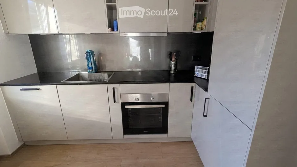 Schöne helle 4 Zimmer Wohnung 1.OG Links