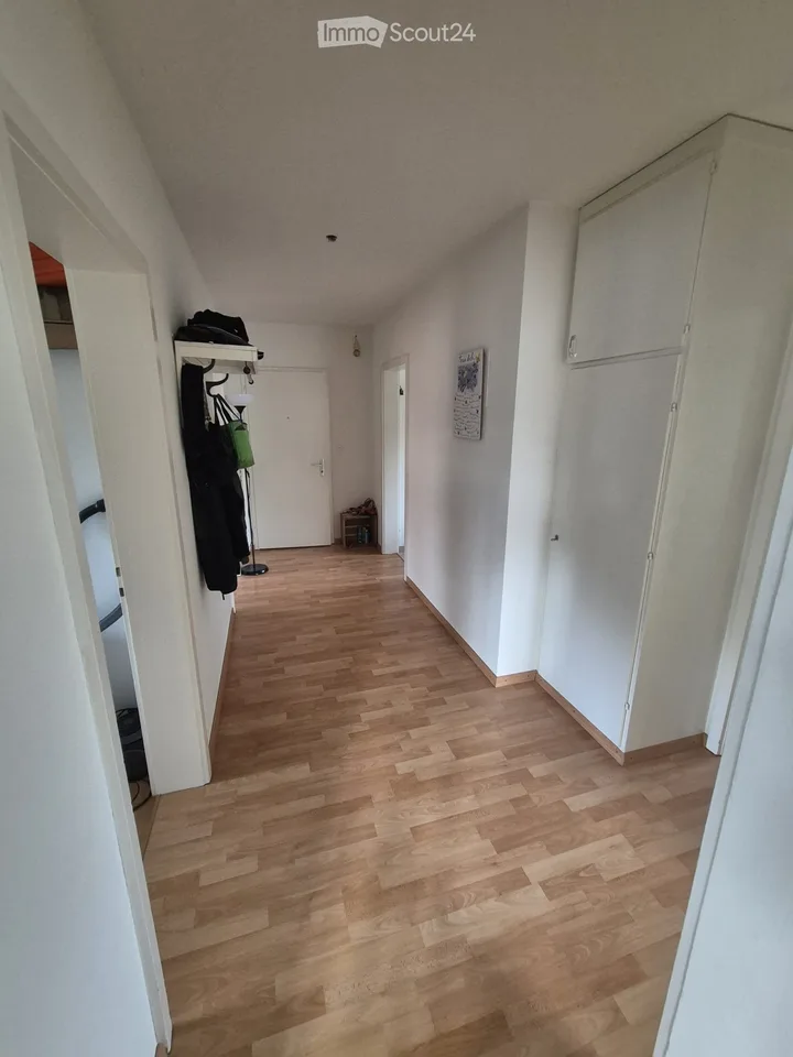 Schöne helle 4 Zimmer Wohnung 1.OG Links