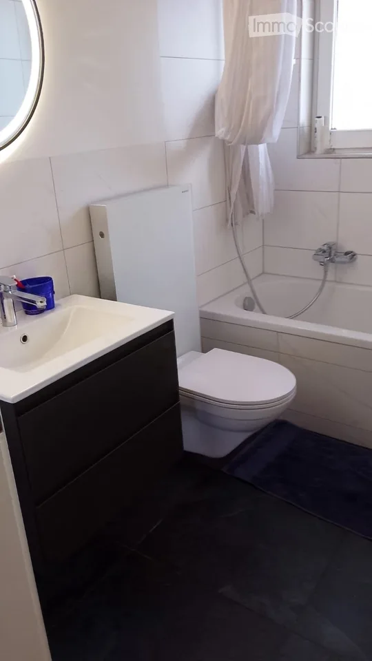 Schöne helle 4 Zimmer Wohnung 1.OG Links