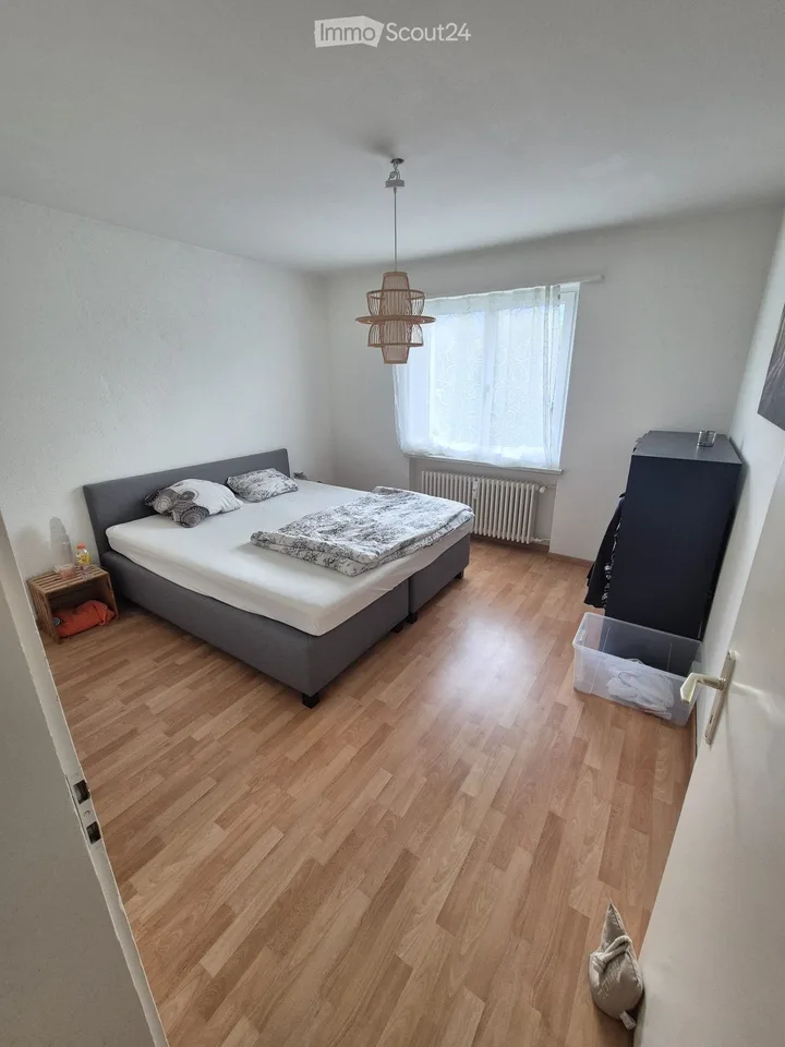 Schöne helle 4 Zimmer Wohnung 1.OG Links