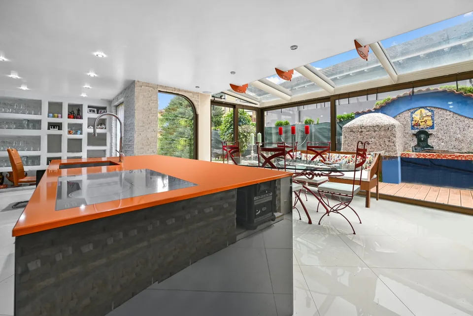 Schöne Villa mit 8 Zimmern, Pool und Garten in Bouveret