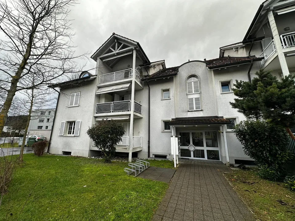 Charmante 4.5 Zimmerwohnung Sitzplatz und Balkon