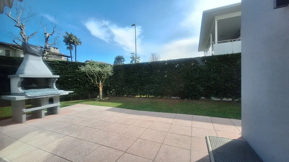 Ensoleillée, confortable, élégante, moderne, spacieuse villa avec jardin