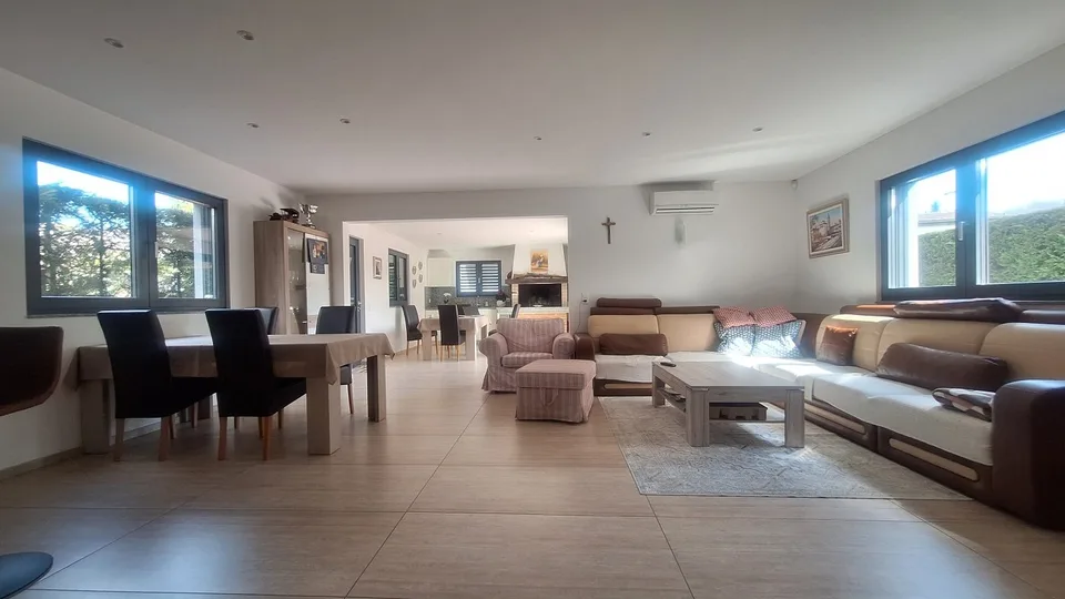 Ensoleillée, confortable, élégante, moderne, spacieuse villa avec jardin