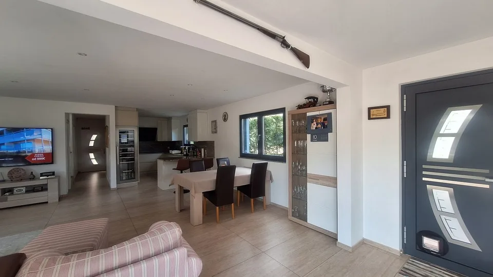 Ensoleillée, confortable, élégante, moderne, spacieuse villa avec jardin