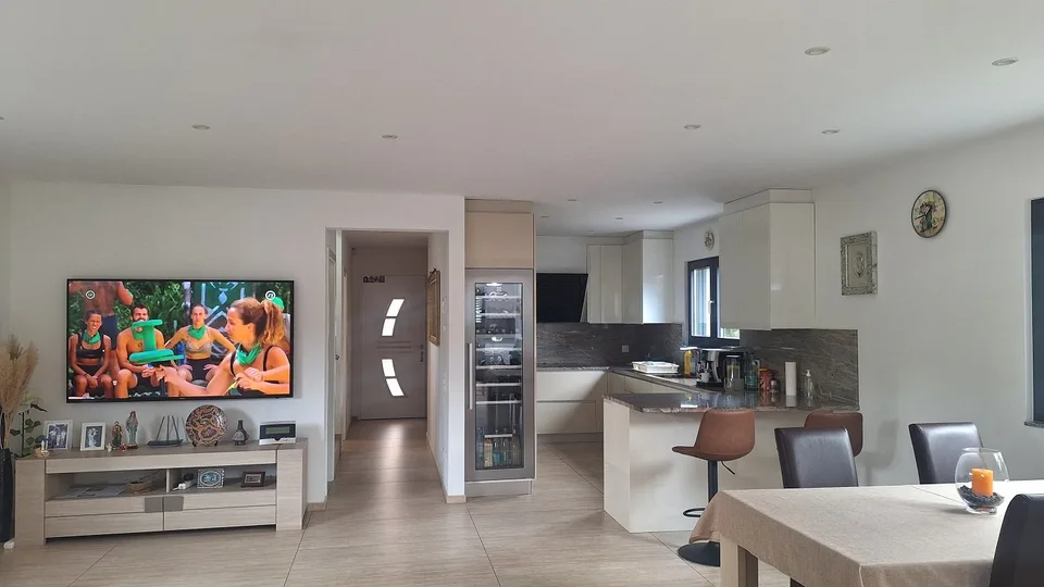 Ensoleillée, confortable, élégante, moderne, spacieuse villa avec jardin