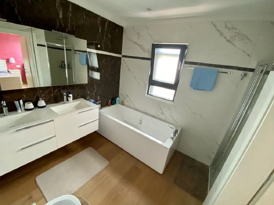 Ensoleillée, confortable, élégante, moderne, spacieuse villa avec jardin