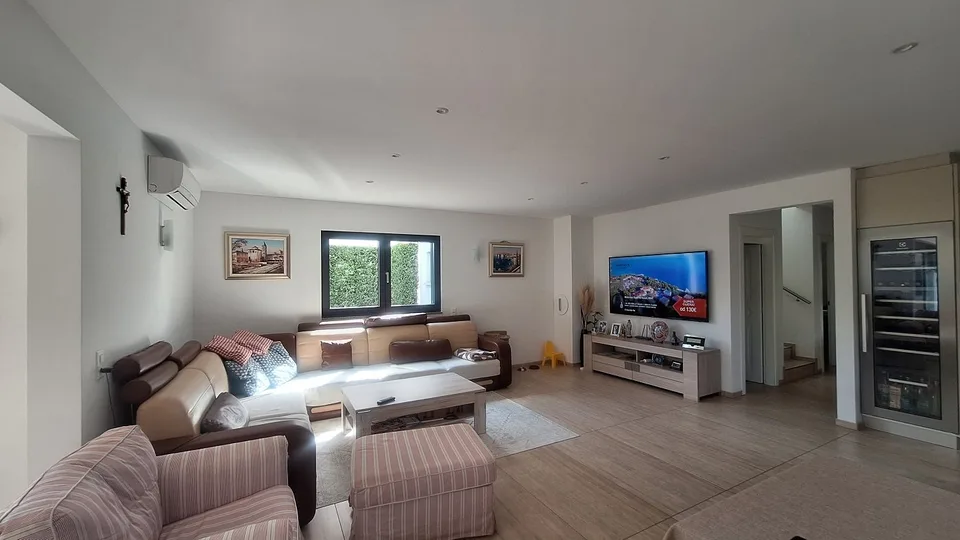 Ensoleillée, confortable, élégante, moderne, spacieuse villa avec jardin