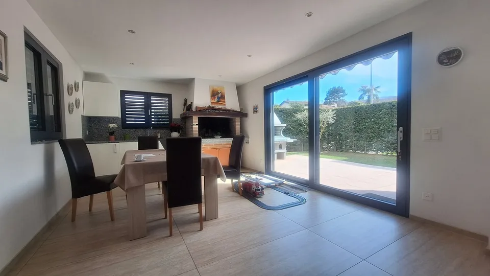 Ensoleillée, confortable, élégante, moderne, spacieuse villa avec jardin