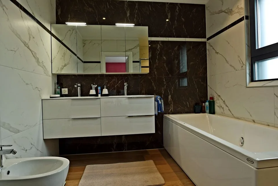 Ensoleillée, confortable, élégante, moderne, spacieuse villa avec jardin