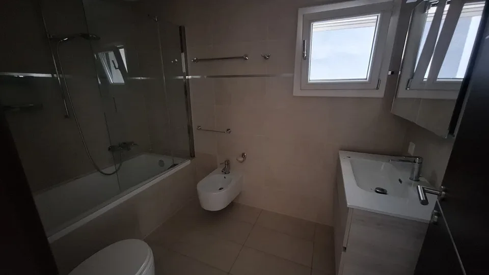 Ensoleillé, Confortable, Appartement confortable avec terrasse, trois salles de bain, deux places de parking