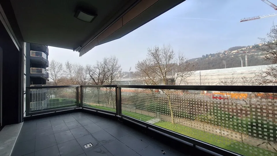 Ensoleillé, Confortable, Appartement confortable avec terrasse, trois salles de bain, deux places de parking