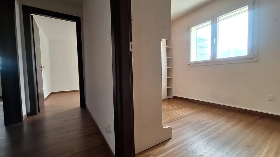 Ensoleillé, Confortable, Appartement confortable avec terrasse, trois salles de bain, deux places de parking