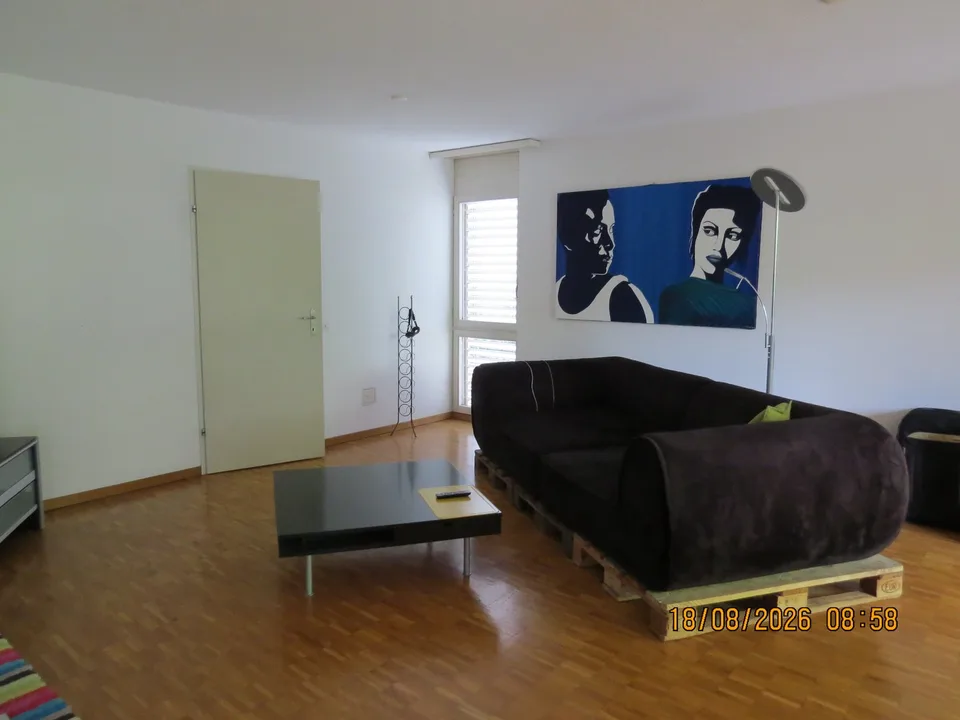 Appartement ensoleillé de 2,5 pièces au rez-de-chaussée avec extérieur bien entretenu