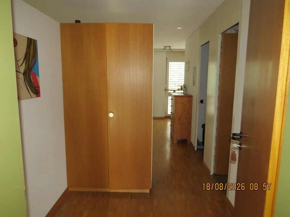 Appartement ensoleillé de 2,5 pièces au rez-de-chaussée avec extérieur bien entretenu