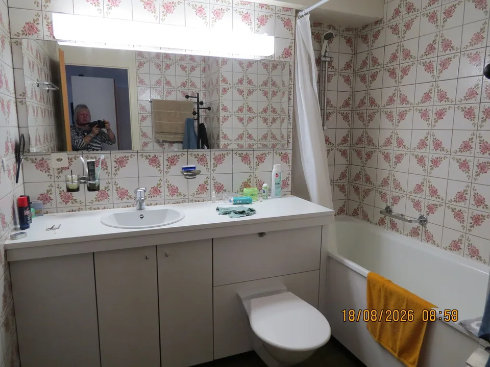 Appartement ensoleillé de 2,5 pièces au rez-de-chaussée avec extérieur bien entretenu