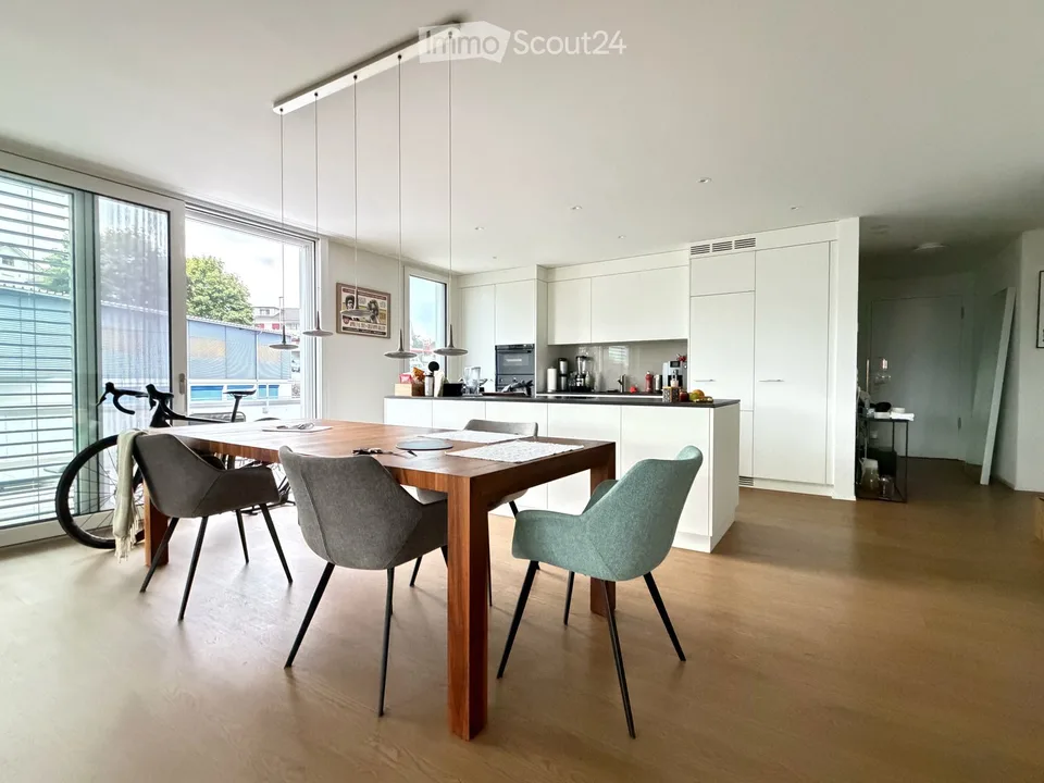 Cercasi inquilino per appartamento attico luminoso di 5,5 locali con vista imprenabile a Dietwil