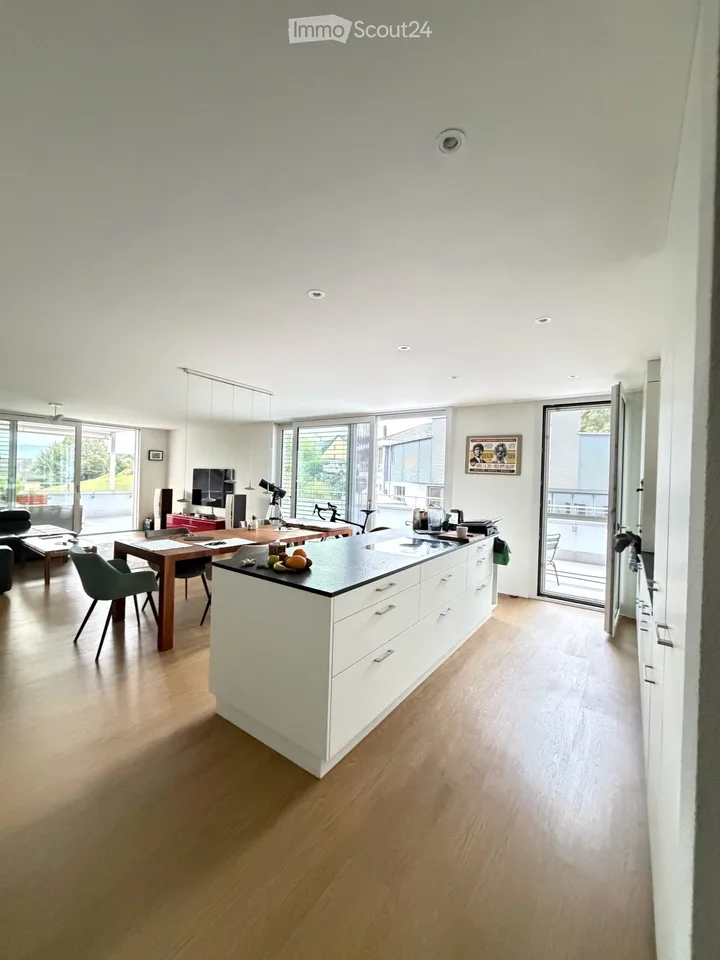 Cercasi inquilino per appartamento attico luminoso di 5,5 locali con vista imprenabile a Dietwil