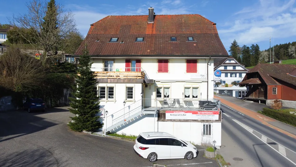 Residential and commercial building with versatile usage potential and 6.3% yield