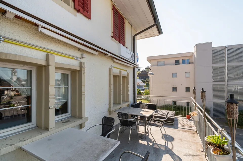 Residential and commercial building with versatile usage potential and 6.3% yield