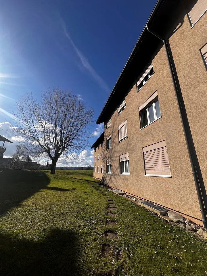 Helle 4.5-Zimmer-Wohnung mit Balkon und schöner Aussicht in Frasnacht