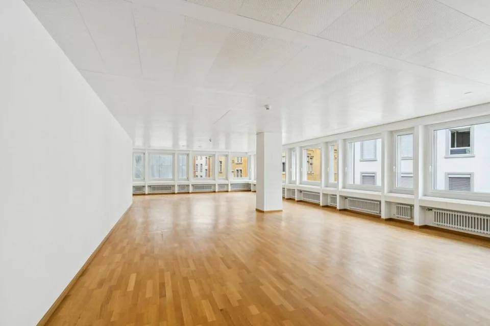 Ufficio luminoso con vista sul cortile interno