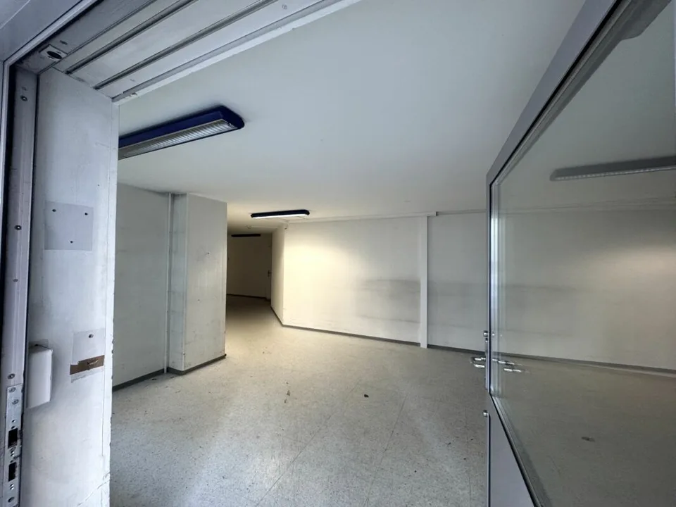 Spazio commerciale/magazzino flessibile con luce diurna
