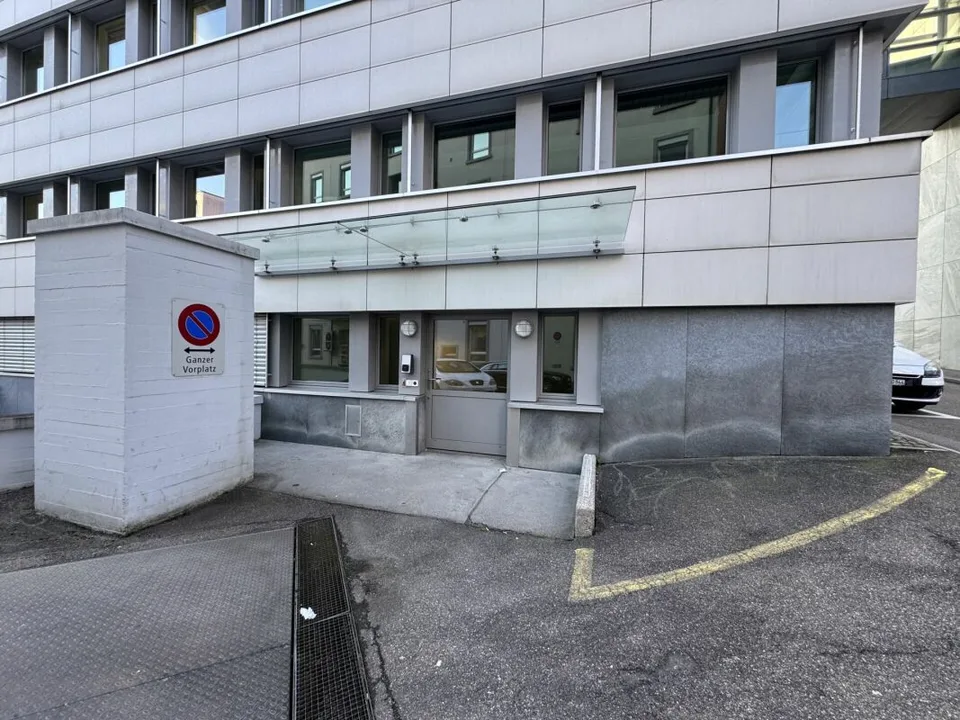 Spazio commerciale/magazzino flessibile con luce diurna