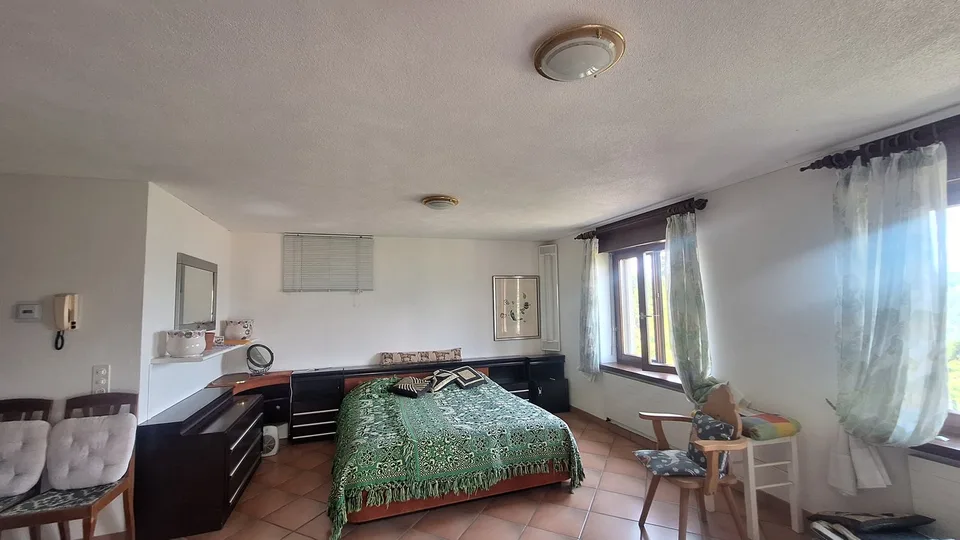 Sunny, Quiet, Spacious Independent Villa with garden, pool